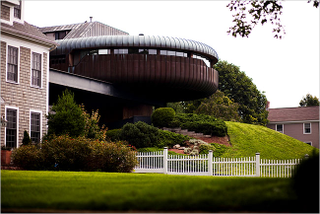 Illustration for article titled Want to live in a spaceship? These houses are for you.